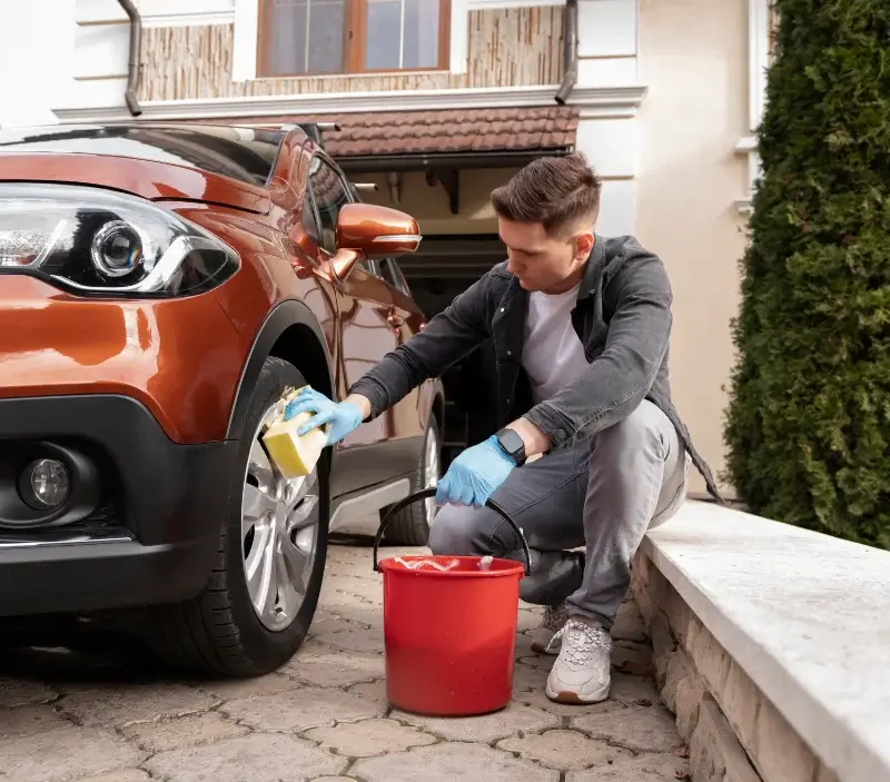 Lavage auto à domicile Saint-Barthélemy-Lestra : professionnel intervenant sur un véhicule